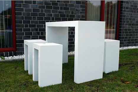 Supermoderne gartenmöbel aus faserbeton und fiberglas ...