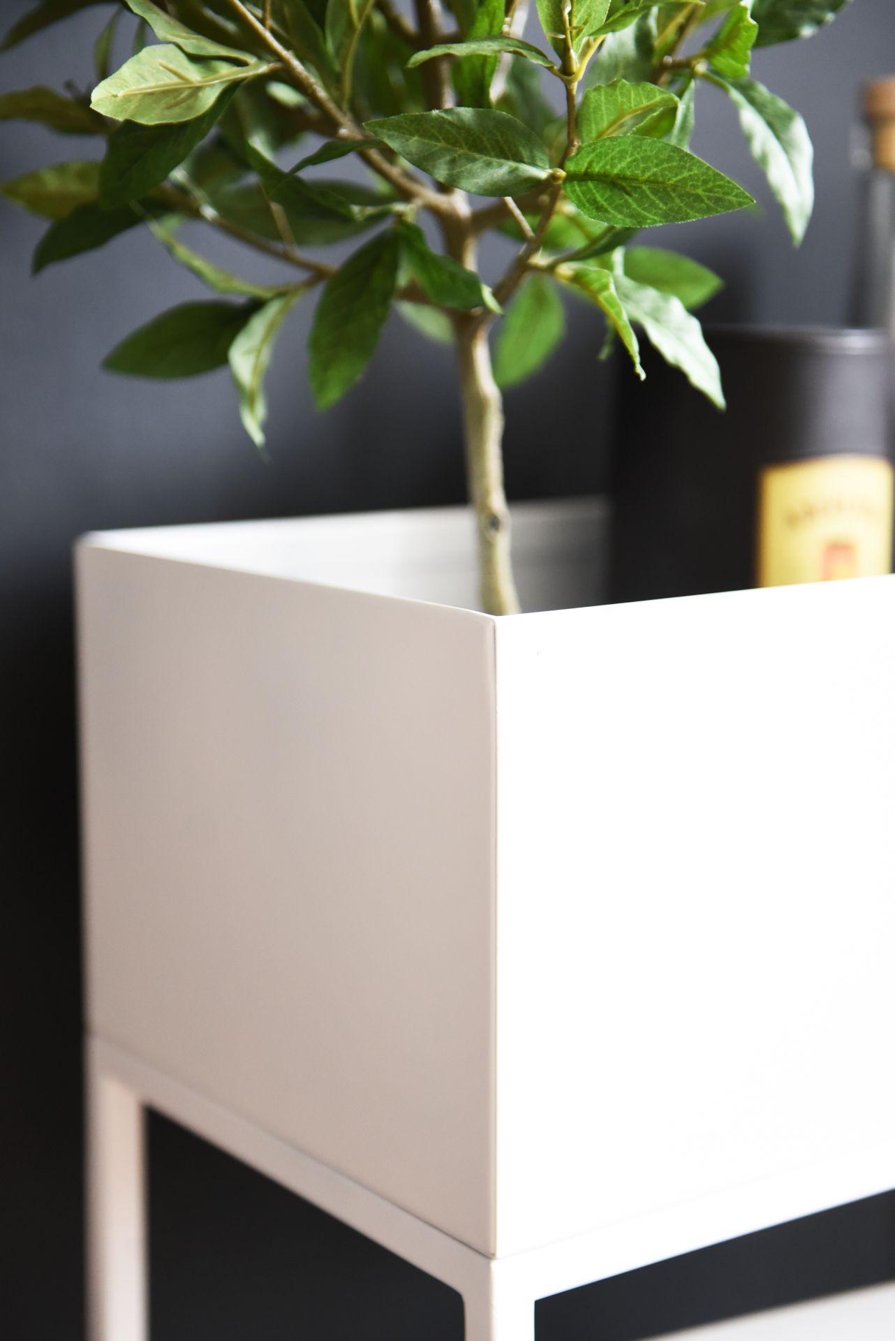 Dekobox Pflanzbox mit Ablage pulverb. Stahlblech "Style" 60 cm breit