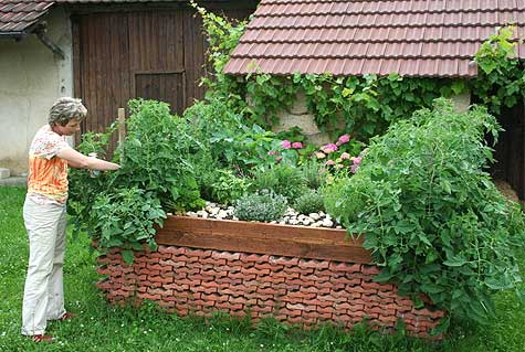 Hochbeet aus Ziegeln - Quelle: Wikipedia, H.P.Frei