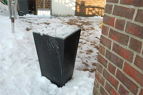 frostsicherer Blumenkübel im Schnee