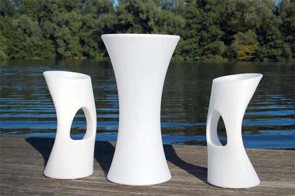 Leuchtende Barhocker mit Bartisch bei Tag