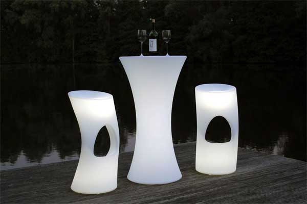 leuchtende Barhocker mit Bartisch
