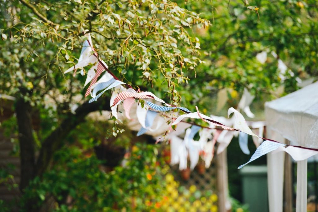 Girlande im Garten Fest