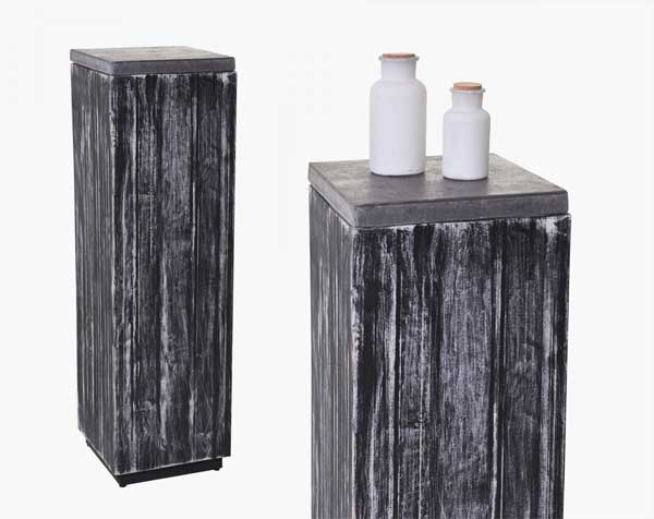 Podest aus Recycling-Holz schwarz-weiss
